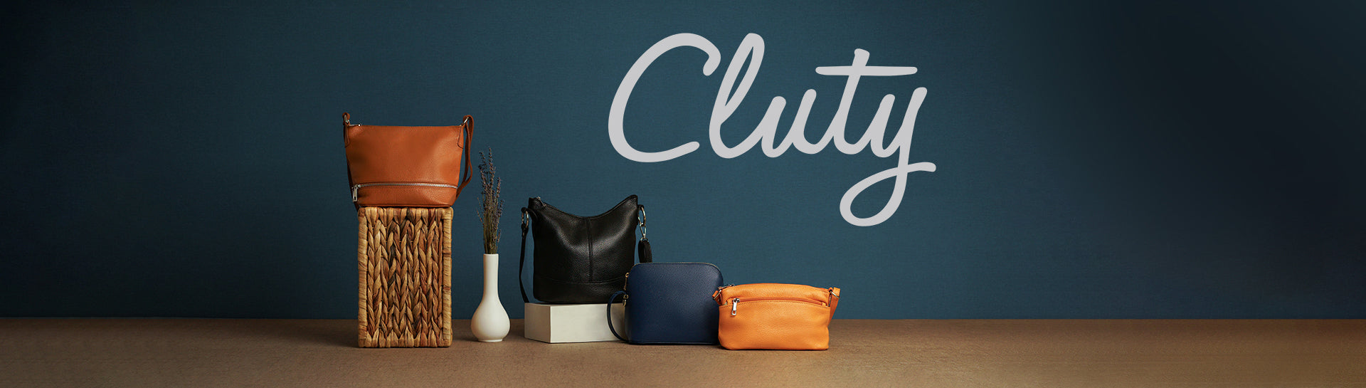 Cluty Header: 4 Taschen der Marke Cluty in braun, schwarz, blau und cognac